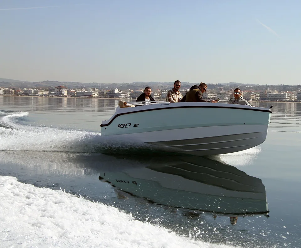 Стъклопластова лодка 4,79 метра COMPASS 160 e
